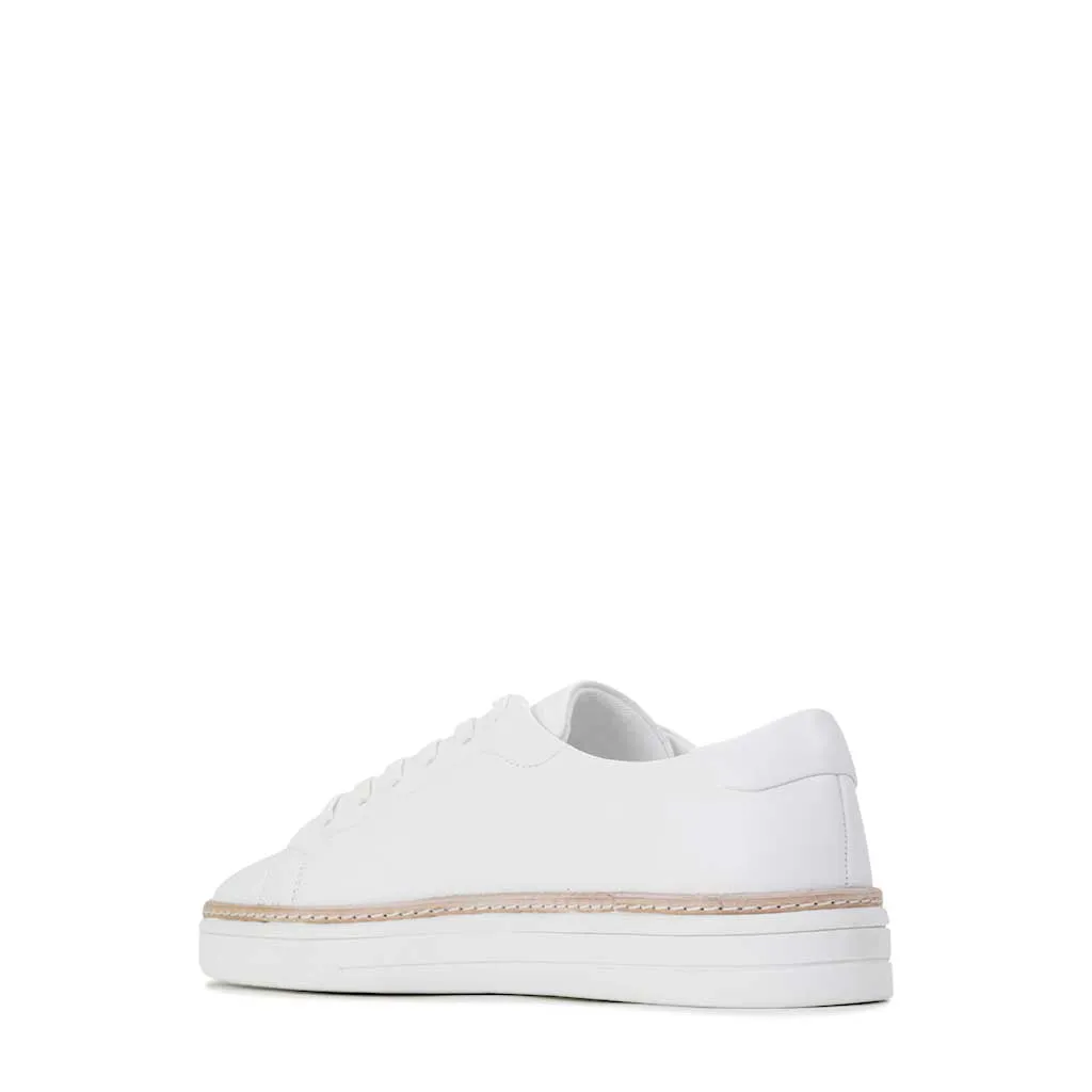 BASKETS BASSES EN CUIR BRILLANT