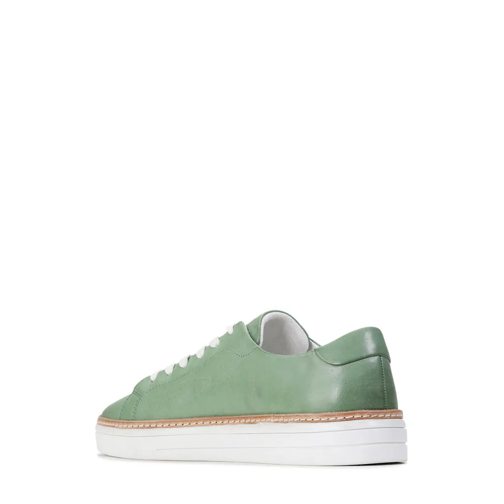 BASKETS BASSES EN CUIR BRILLANT