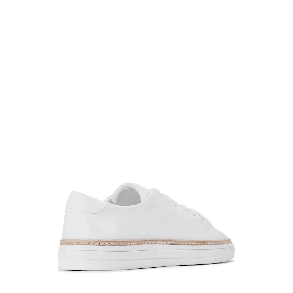 BASKETS BASSES EN CUIR BRILLANT