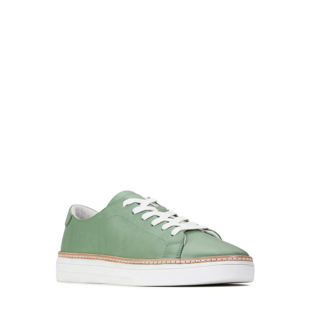 BASKETS BASSES EN CUIR BRILLANT