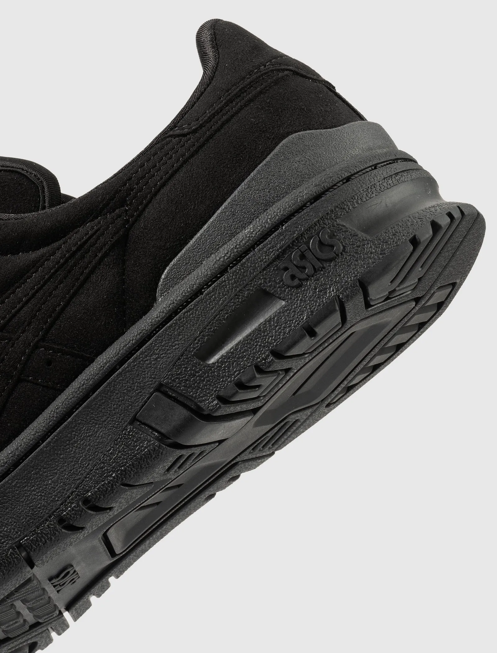 COMME DES GARÇONS VIC NBD SNEAKERS