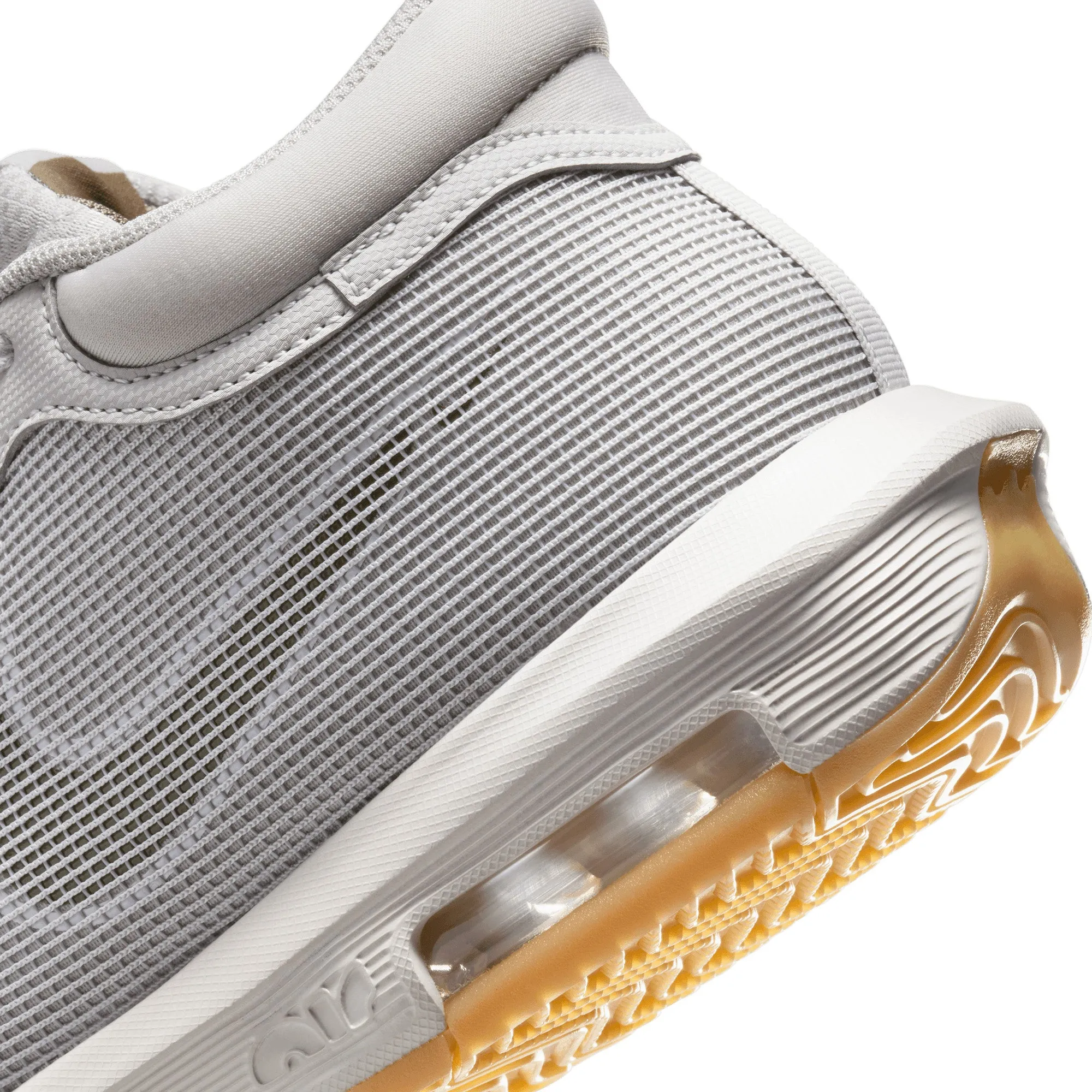 Chaussures de basketball pour hommes LeBron Witness 8