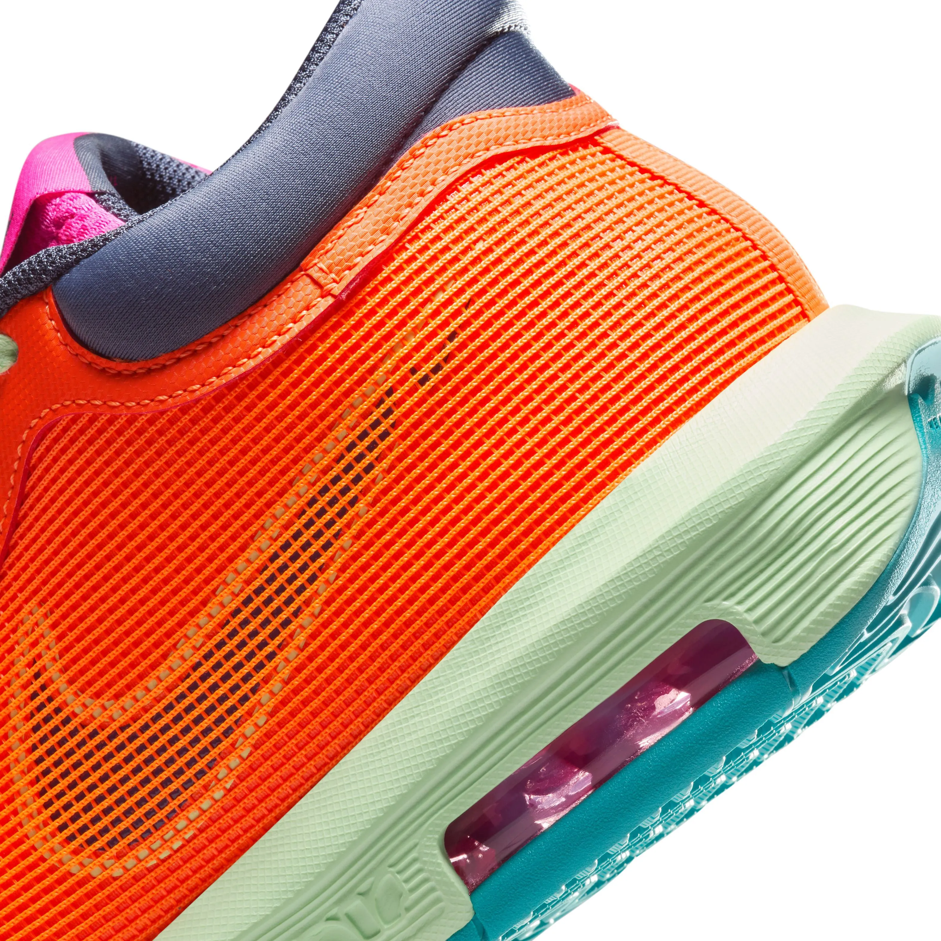 Chaussures de Basketball Homme LeBron Witness 8