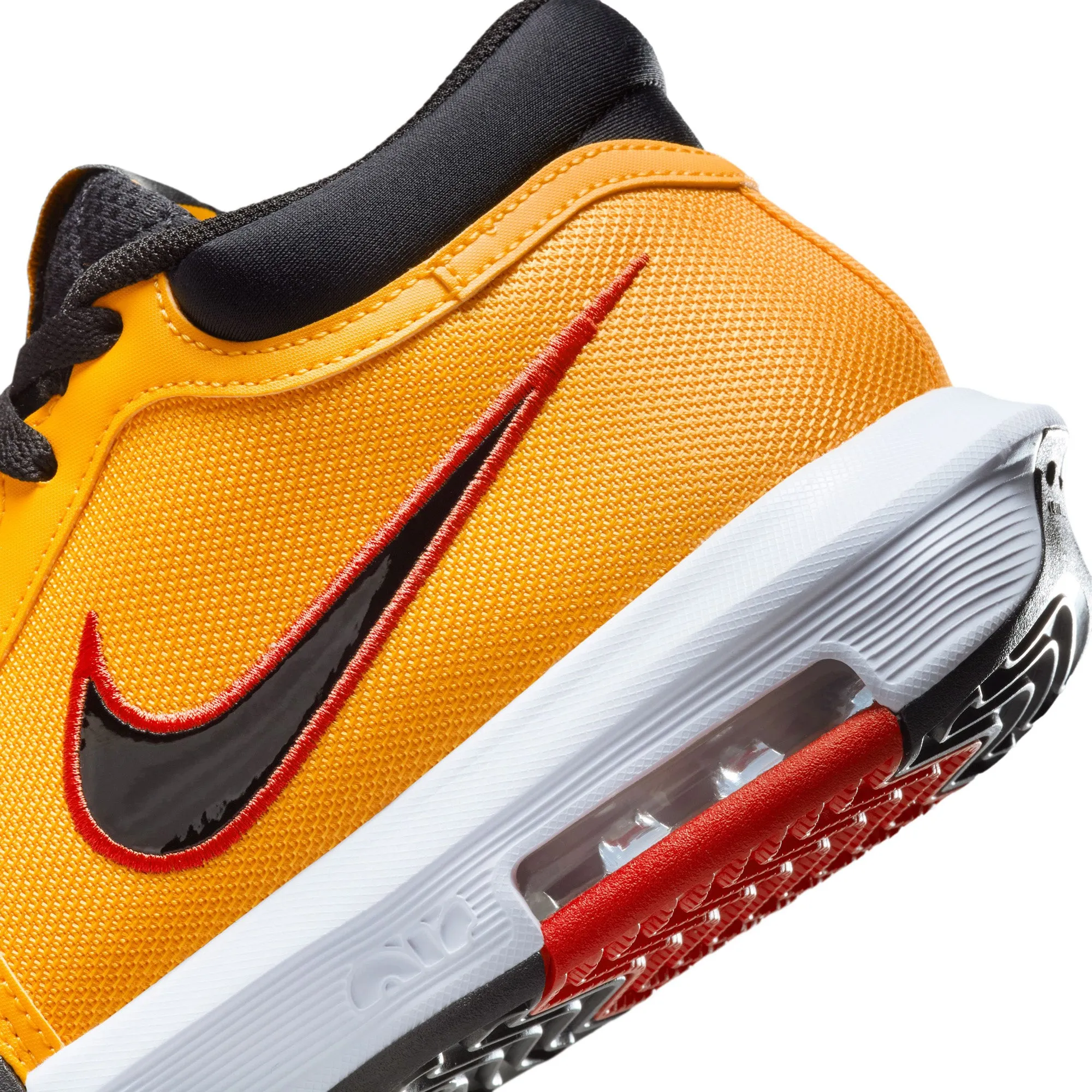 Chaussures de Basketball Lebron Witness VIII